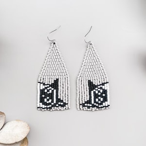 Boucles d'oreilles chat gris franges - boucles d'oreilles perlées kitty - boucles d'oreilles perlées amoureux des chats - boucles d'oreilles hippie blanc gris