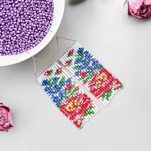 Bloemen franje oorbellen, witte botanische hangoorbellen, boho tribal sieraden, handgemaakte lange kraaloorbellen, cadeaus voor haar