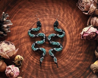 Türkis schwarz Schlange Ohrringe Handmade Perle Schlange Goth Schmuck Medusa Schlange Schmuck Gorgon Ohrringe Witchy Reptil Chadelier Ohrringe