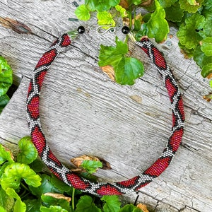 Fairy Bead Crochet Red Silber Python Halskette, Schlangenprint Handgemachte Perlenarbeit Seil, helle Farben, Perlenweberei Schmuck Lariat, Geschenkidee
