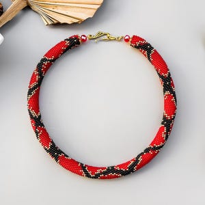 Colar de cobra vermelha, colar de crochê, colar de corda com miçangas, colar de couro de cobra, colar moderno, colar de couro de píton, gargantilha com miçangas, colar de miçangas.