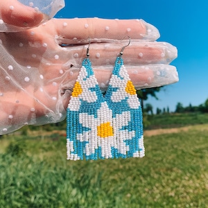 Blauwe kralenketting met witte bloemkraal, handgemaakte kralenoorbellen met bloemen madeliefjeontwerp, moderne boho-oorbellen, cadeau voor haar
