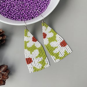 Kralenoorbellen witte bloem kralen - handgemaakte kralenoorbellen met bloemen madeliefjeontwerp - moderne boho-oorbellen - cadeau voor haar
