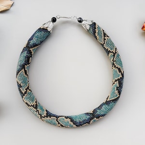 Handgemaakte pythonkralenketting – donkerturkoois gehaakt touw met slangenprint – safaristijl statement sieraden cadeau voor vrouwen