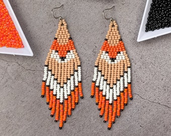 Pendientes de cuentas beige con zorro naranja - Pendientes de flecos de cuentas tejidas a mano - Pendientes de estilo indio - Pendientes con estampado animal - Regalo para ella