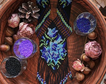手作りの花柄ビーズネックレス、青い花柄ビーズ織りゲルダン、フリンジ付き