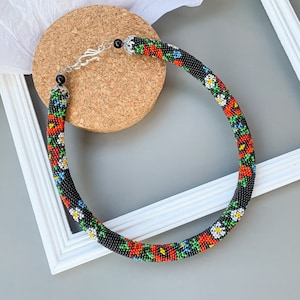 Handgemachte Blumemohnblumen Halskette - Ukraine Schwarze Perlen Häkelkette - Schwarze Perlenarbeit Schmuck - Folklore Stil Perlen Häkeln Seil