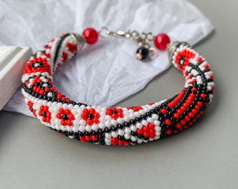 Handgemaakte witte rode etnische kralenarmband met klaproospatroon - Kraal sieraden in volksstijl - Cadeau-idee kralenwerk