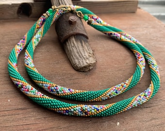 100 cm lange handgemaakte groene kralenketting van gehaakte kralen - geometrische regenboogkralenketting - opvallende kralenketting - unieke sieraden