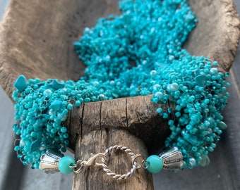 Handgemaakte luchtige gehaakte ketting met turkooizen kralen en turkooizen steen - handgemaakte luchtige ketting met meerdere strengen - blauwe luchtige gehaakte ketting met kralen