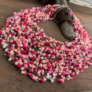 Extravagante meerstrengige ketting, roze karamelsnoepketting, roze Air Layering-ketting, meerlaagse ketting voor haar, roze slabbetje