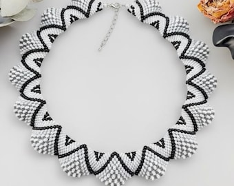 Collana girocollo bianca e nera con perline, gioiello di tendenza fatto a mano, collana girocollo con perline, elegante collana girocollo boho