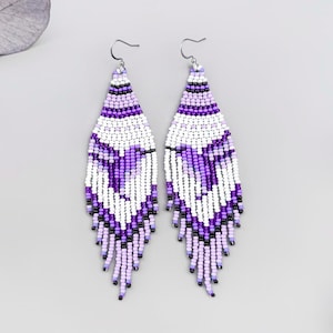 Boucles d'oreilles en perles de colibri violet - Boucles d'oreilles blanches à franges d'été - Bijoux oiseau Colibri faits main - Cadeau bohème perlé pour elle