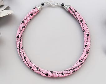 Collar rosa y negro para mujer, collar bohemio de ganchillo con cuentas, accesorios minimalistas modernos de cuerda, joyería con cuentas pequeñas, regalo para ella.