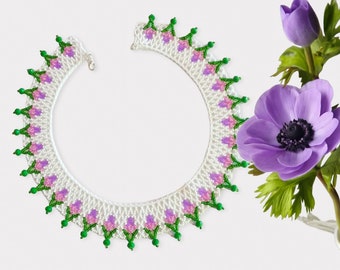 Collana di perline di semi di fiori viola bianchi primaverili, collana di perline fatta a mano con perline, girocollo boho hippie per donne, madre della sposa