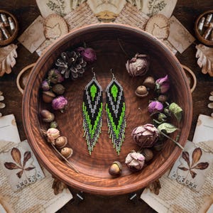 Orecchini pendenti fatti a mano in verde brillante, orecchini pendenti con perline audaci, orecchini verdi boho chic, accattivanti gioielli con perline, regalo per lei