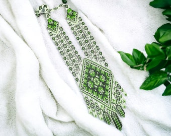 Collar étnico verde con cuentas – Collar largo estilo boho blanco y verde – Joyería folclórica ucraniana – Collar llamativo hecho a mano, regalo ideal para mujeres en verano.