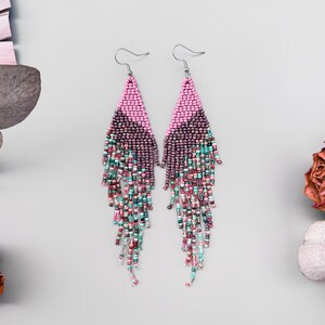 Boucles d'oreilles à franges en perles roses ombrées arc-en-ciel - Bijoux bohèmes pendants longs faits main - Boucles d'oreilles colorées en perles - Cadeau pour elle