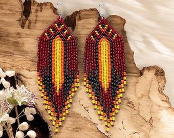 Handgeweven rood-gele kraal franjeoorbellen – boho chic bungelsieraden – handgemaakte ambachtelijke statement oorbellen – uniek cadeau voor haar