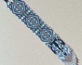 Handgjort vargpärlhalsband, gråsvarta totemsmycken med vilda djur, naturinspirerat uttalandehalsband, present till henne