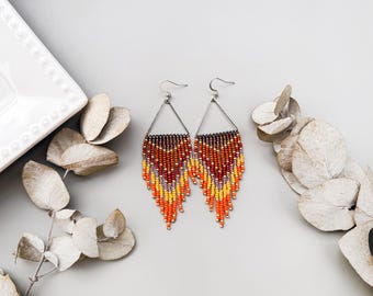 Brincos de argola artesanais com miçangas em degradê, estilo boho, na cor marrom outono.