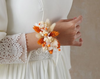 Bracelets orange pour demoiselle d'honneur, bouquets de fleurs au poignet, corsages en terre cuite rouille, bouquet de fleurs au poignet pour maman, bouquets de fleurs au poignet orange, bouquets de fleurs au poignet de la mariée
