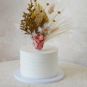 Topper na tort weselny/rocznicowy, Topper na tort z różową różą, Tort z motywem kwiatów pampasowych, Topper na tort kwiatowy, Topper na imprezę, Topper na tort, Topper na tort eukaliptusowy