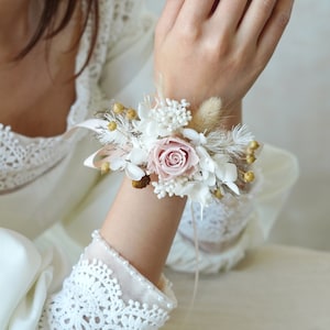 Corsage da polso Boho rosa e panna, corsage da polso da sposa con fiori secchi, decorazione per matrimonio, corsage da polso da sposa/damigella d'onore, braccialetto con fiori secchi