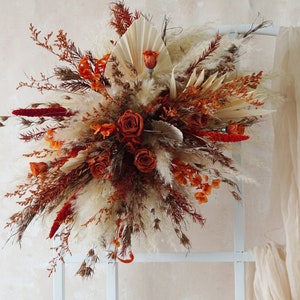 Fiori ad arco color arancio bruciato, matrimonio boho in terracotta, fiori ad arco color ruggine per matrimonio, disposizione ad arco Pampas, disposizione sullo sfondo, disposizione ad arco