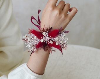 Corsage bordeaux, Corsage boho, Corsage rosso scuro, Corsage bordeaux da damigella d'onore, Corsage di fiori bordeaux, Corsage da polso da sposa, Corsage da polso