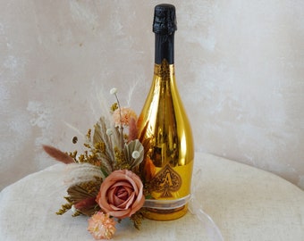 Ramo de botella de vino, ramo de rosas de botella de vino, ramo floral para vino, regalo romántico para ella, regalo de anfitriona, regalo de fiesta de bodas, centro de mesa de vino