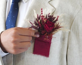 Burgunder Taschen-Boutonniere, Bräutigam Accessoire, Trauzeuge Boutonniere, Party Boutonniere, Herrenknopfloch, Weddng Mini Bouquet, handgefertigte Boutonniere