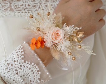 Corsages orange et crème de demoiselles d'honneur, corsages crème, corsages de poignet de fleur, corsages de poignet de mère, corsages de poignet orange, corsages de poignet de mariée