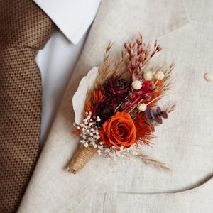 Herbst Gebrannte Orange Rose Boutonniere, Rost Terrakotta Boutonniere, Hochzeit im Herbst, Bräutigam Boutonniere, Trauzeugen Boutonniere, Hochzeit Boutonniere