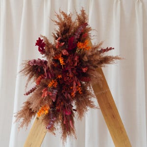 Fleur d&#39;arche orange brûlé, fleur d&#39;arche de mariage automne, arrangement d&#39;arche d&#39;herbe de la pampa, fleurs d&#39;arche de cérémonie, mariage bohème, fleurs d&#39;arche