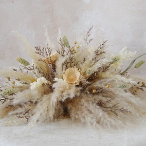 Sweetheart tafelbloem, romig boho-tafelstuk, decor bruiloftreceptie, bloem gastentafel, pampasgras bruiloft tafelbloem, tafeldecoratie