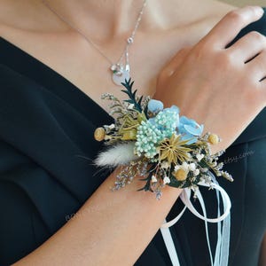 Light Blue Corsage,Blue Hydrangea Boutonniere,Boho Corsage,Romantic Wedding Corsage,Wedding Corsage Bracelet,Floral Corsage Bracelet