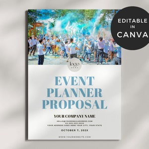 Könnte beinhalten: Eine weiße und blaue Eventplaner-Vorschlagsvorlage mit einem Foto von Menschen, die farbiges Pulver in die Luft werfen. Der Text "EVENT PLANNER PROPOSAL" ist in einer großen, fetten Schrift. Die Vorlage ist in Canva bearbeitbar.