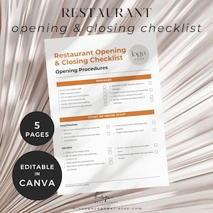 Op de afbeelding: Een afdrukbare checklist voor restaurant openings- en sluitings procedures. De checklist is onderverdeeld in secties voor de manager, de gastheer/gastvrouw en de serveersters. De checklist omvat taken zoals het controleren van veiligheidssystemen, het beoordelen van reserveringen en het voorbereiden van tafels.