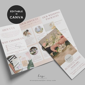 Op de afbeelding: Een drievoudig gevouwen brochure in roze en wit met de tekst "Onze huwelijkspakketten" en "Bedrijfsnaam" op de voorkant. De brochure adverteert met bruiloftplanningsdiensten, waaronder volledige bruiloftplanning, gedeeltelijke bruiloftplanning en coördinatie op de dag zelf.