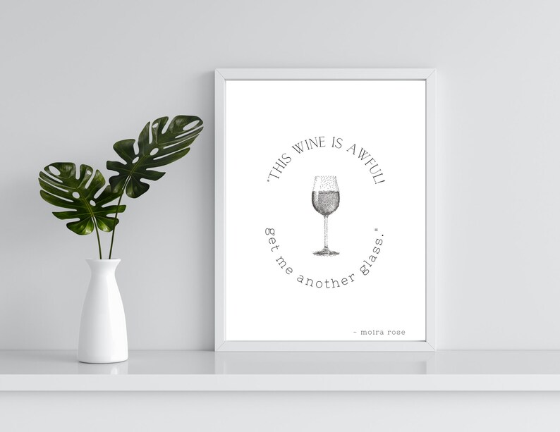 K&ouml;nnte beinhalten: Ein wei&szlig;er gerahmter Druck mit einer Schwarzwei&szlig;illustration eines Weinglases und dem Text "Dieser Wein ist schrecklich! Bring mir ein anderes Glas." - Moira Rose