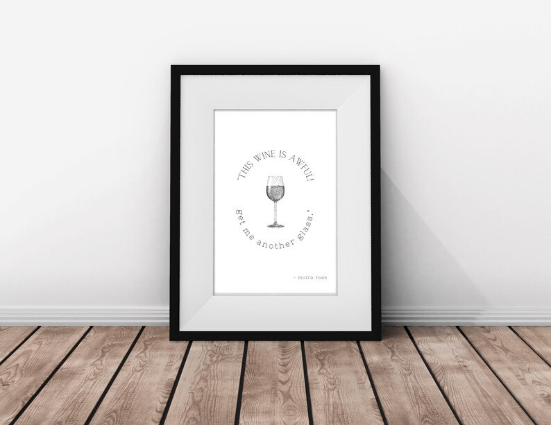 K&ouml;nnte beinhalten: Schwarzwei&szlig;es gerahmtes Druckbild mit dem Text "Dieser Wein ist schrecklich. Bring mir ein anderes Glas." und einer Zeichnung eines Weinglases.