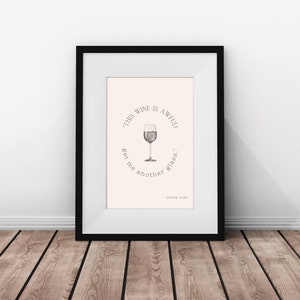 K&ouml;nnte beinhalten: Ein schwarzer gerahmter Druck mit wei&szlig;em Hintergrund, der eine handgezeichnete Illustration eines Weinglases und den Text "Dieser Wein ist schrecklich. Bring mir ein anderes Glas." - Moira Rose zeigt.