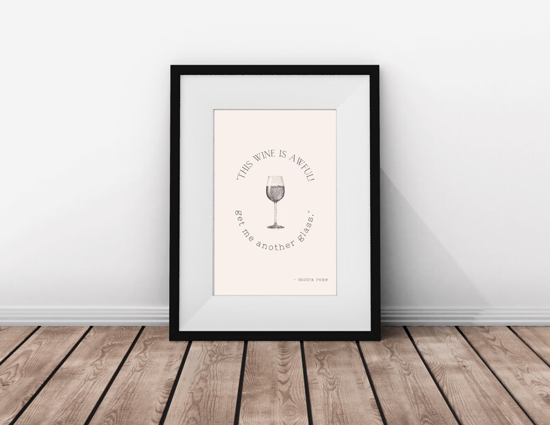 K&ouml;nnte beinhalten: Ein schwarzer gerahmter Druck mit wei&szlig;em Hintergrund, der eine handgezeichnete Illustration eines Weinglases und den Text "Dieser Wein ist schrecklich. Bring mir ein anderes Glas." - Moira Rose zeigt.