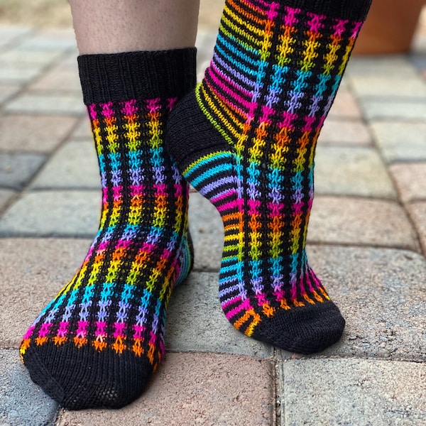 Chaussettes Rainbow Connection par Crazy Sock Lady Designs - MOTIF PDF