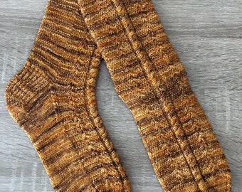Modèle de tricot de chaussette Cable Ridge par Crazy Sock Lady Designs, modèle PDF