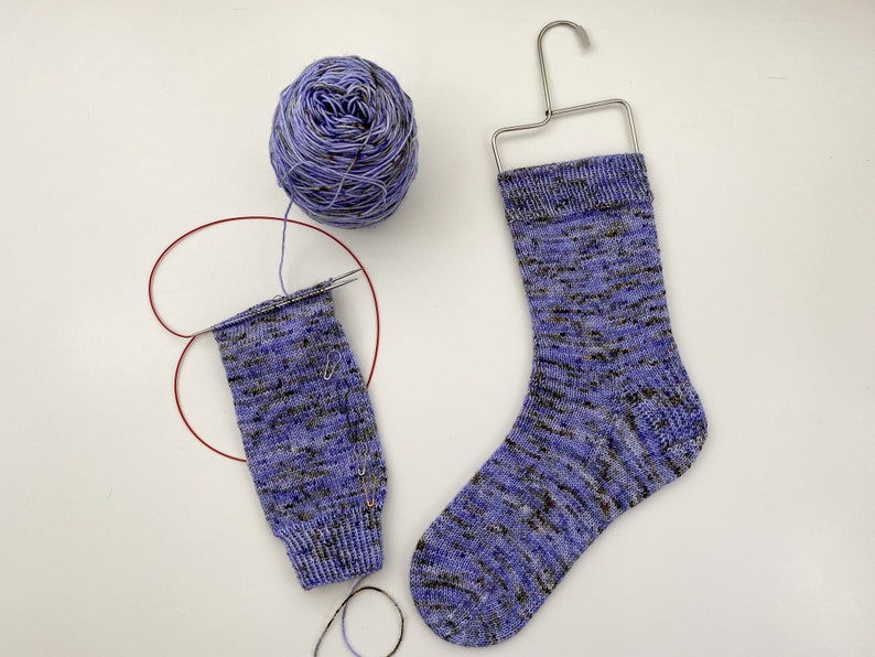 Vanille Socken auf Magic Loop PDF Schnittmuster von Crazy Sock Lady Designs Bild 1