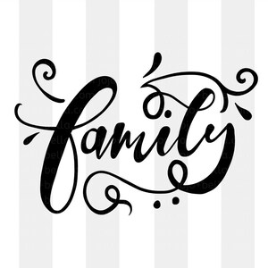 Puede incluir: Diseño de caligrafía en blanco y negro de la palabra "familia" con adornos decorativos. El diseño está sobre un fondo rayado blanco y gris.