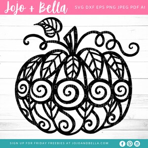 Op de afbeelding: Zwart-wit digitaal ontwerp van een pompoen met ingewikkelde swirls en bladeren. Het ontwerp is perfect voor knutselprojecten zoals snijden, etsen of graveren.