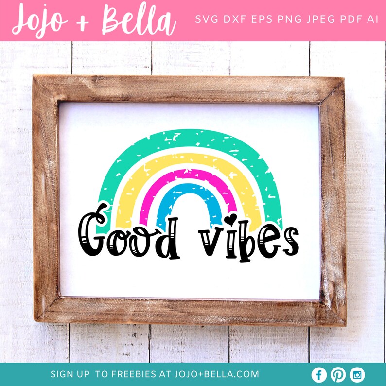 Op de afbeelding: Een ingelijst afdruk met een regenboogontwerp en de tekst "Good vibes" in zwarte letters. De regenboog is gemaakt van vijf kleuren: groen, geel, roze, blauw en wit. De achtergrond is wit.